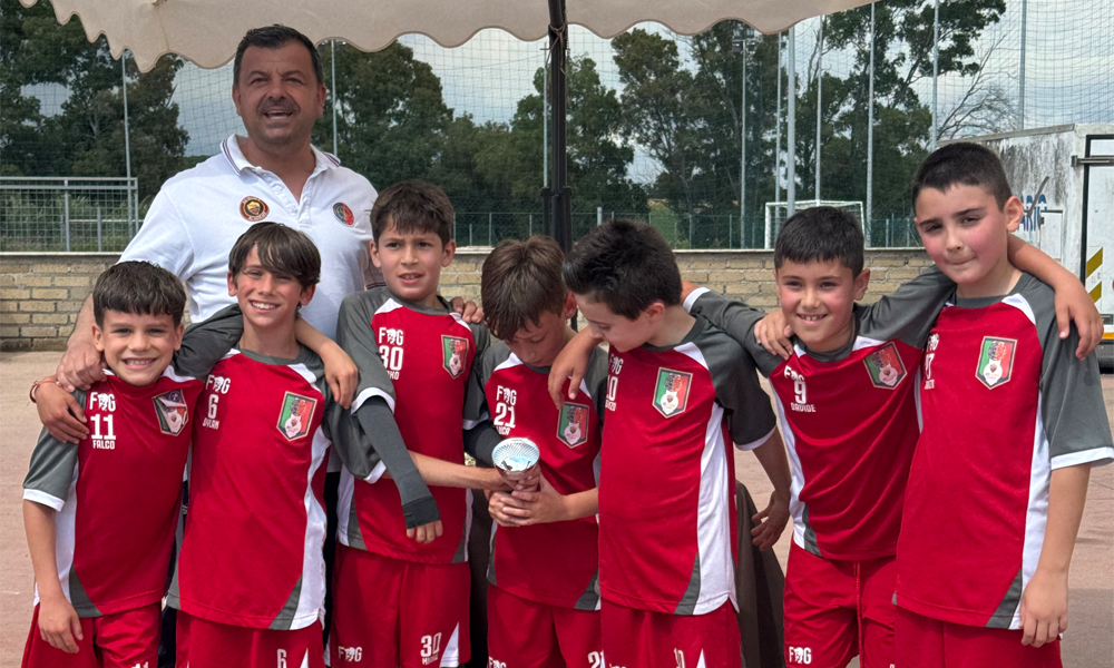 Bambini felici dopo una partita di calcio con la scuola La Pelota di Aprilia