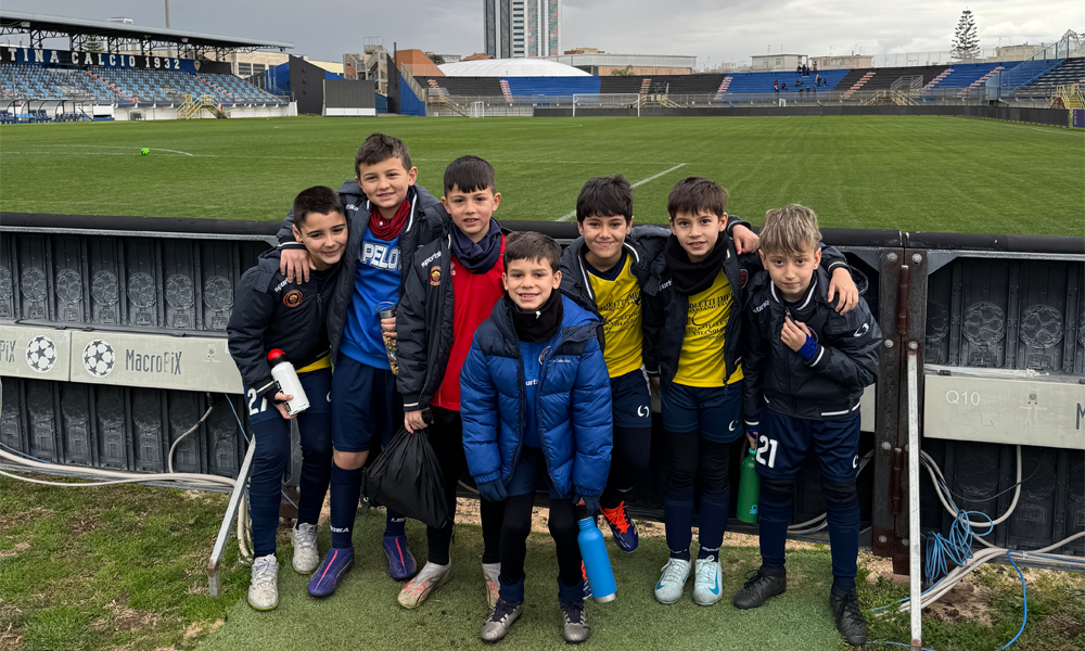 Bambini dopo una partita con la Pelota, nello stadio del Latina Calcio, lo stesso dove giocò Raffaele Perna