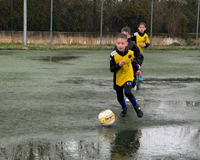 Bambini Bambini della scuola calcio La Pelota gioccano a calcio in inverno