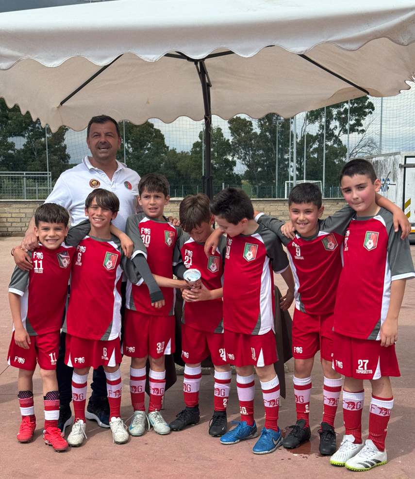 Bambini felici dopo una partita di calcio con la scuola La Pelota di Aprilia